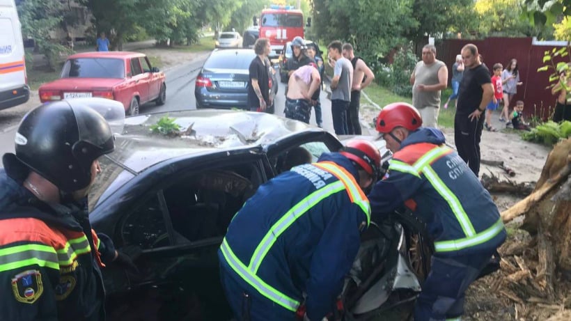 В Саратове водитель иномарки протаранил дерево. Четыре мужчины оказались в больнице