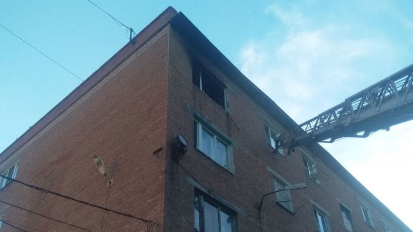 В Энгельсе из горящего здания пожарные эвакуировали 36 человек. Один житель спустился по автолестнице