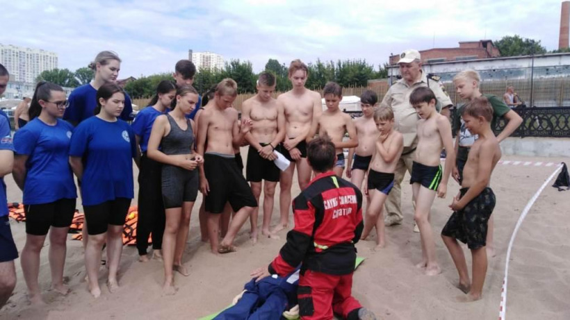 На новом саратовском пляже провели соревнования между студентами-спасателями. Ранее там утонули подросток и юный иностранец