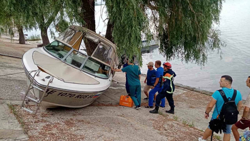 В Энгельсе водитель загнал катер на бетонную набережную. Есть пострадавший