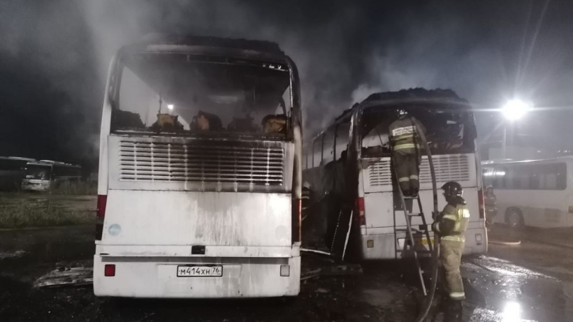 МЧС: В Балакове сгорели два автобуса «Мерседес»