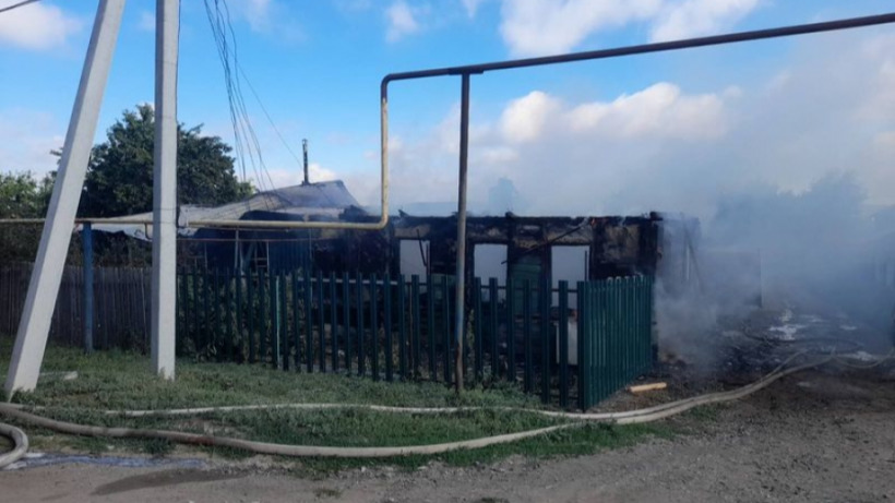 В селе под Татищевом огонь уничтожил двухквартирный дом