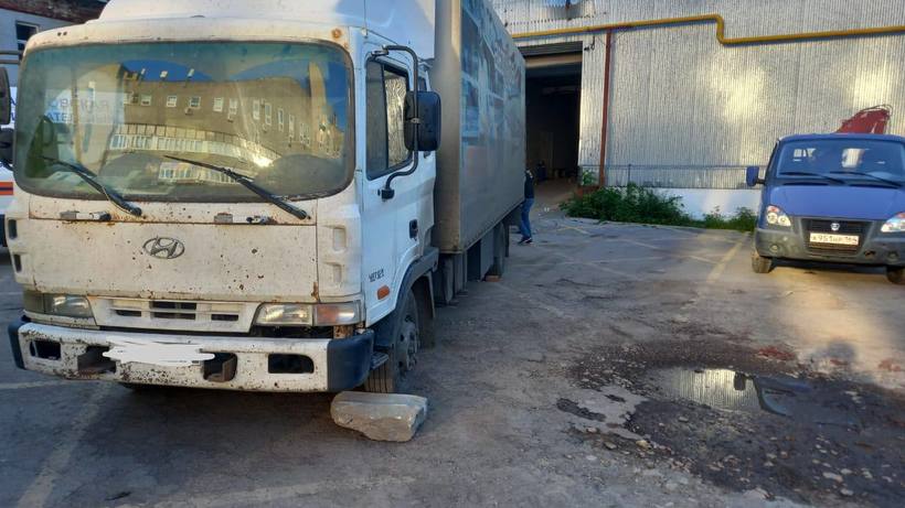 В Саратове водитель грузовика погиб из-за незакрепленного при разгрузке автомобиля
