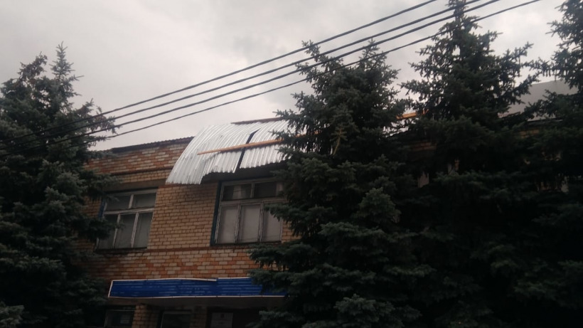 В Саратовской области сильный ветер сорвал кровлю здания