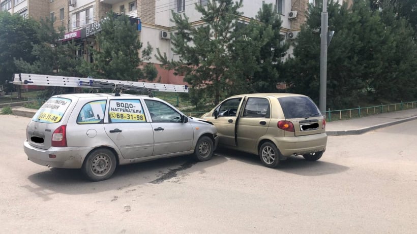 В Саратове из-за аварии на перекрестке малолетняя девочка попала в больницу