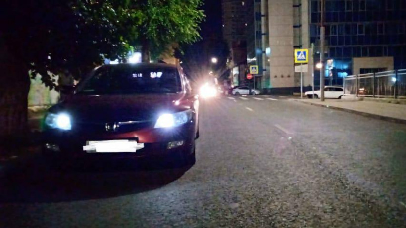 В центре Саратова водитель «Хонды» сбил юношу и девушку
