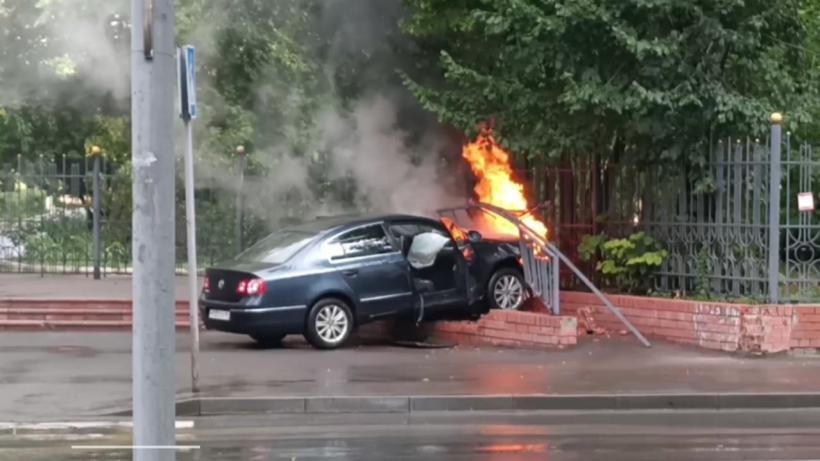 У Детского парка в Саратове иномарка протаранила ограждение и загорелась