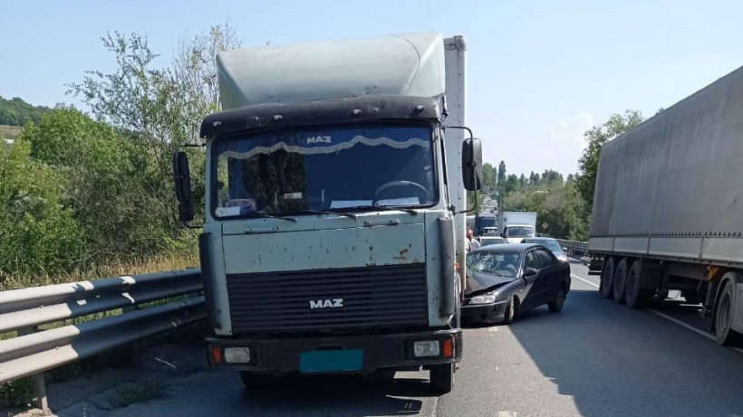 В Саратове столкнулись KIA и МАЗ. Пострадала пенсионерка