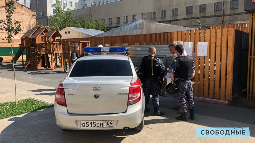 Саратовским росгвардейцам пришлось вмешаться при попытке снести забор детской площадки рядом с УФСБ