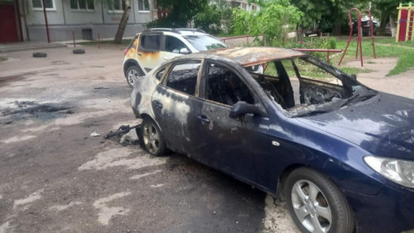 В Балакове мужчина из мести поджег чужой Hyundai на улице Факел Социализма