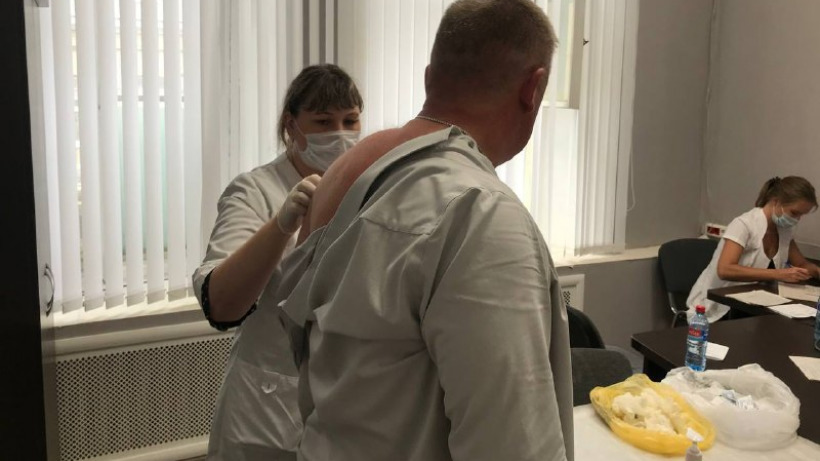 Мэр Саратова Михаил Исаев ревакцинировался от коронавируса