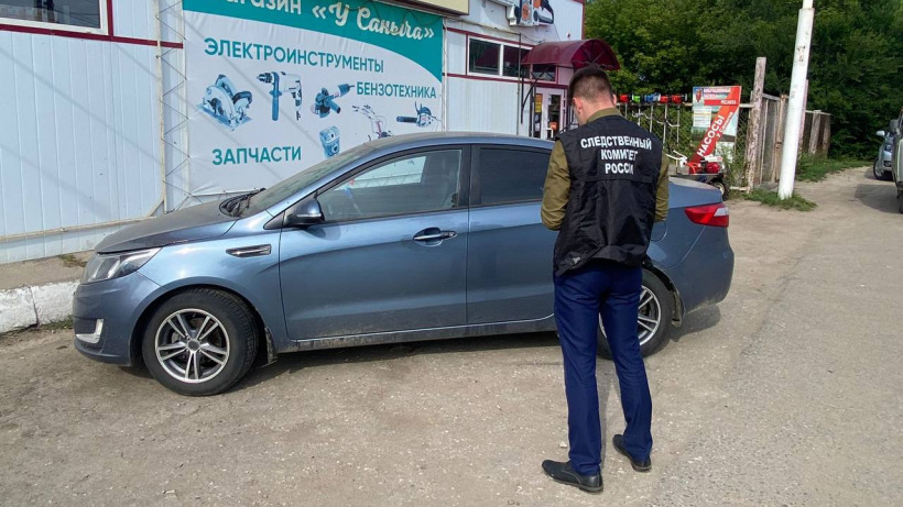 В иномарке, припаркованной в Татищеве, нашли гниющий труп