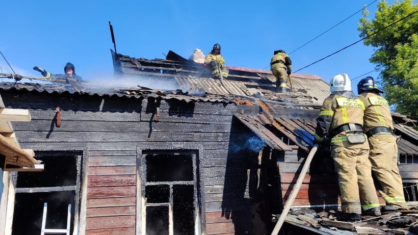 В Энгельсе три пожарных расчета тушат частный дом