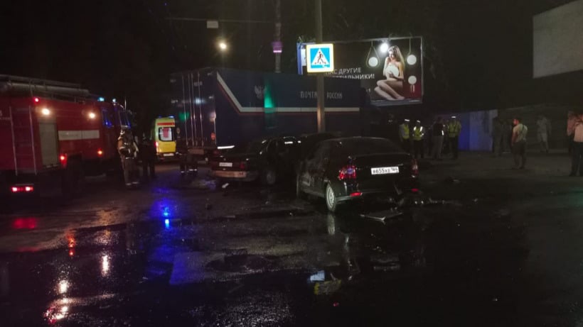 Полицейские привели подробности смертельной аварии в центре Саратова