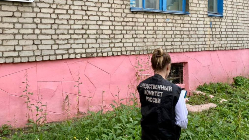 В Ртищеве трехлетняя девочка выпала с балкона на пятом этаже. Следователи начали проверку