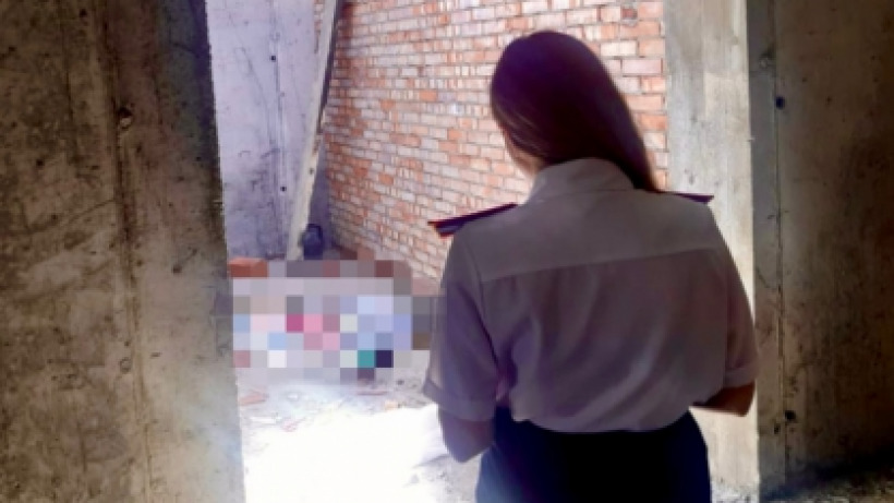 В Саратове сельчанин, приехавший помочь в строительстве дома родственникам, упал со второго этажа и умер