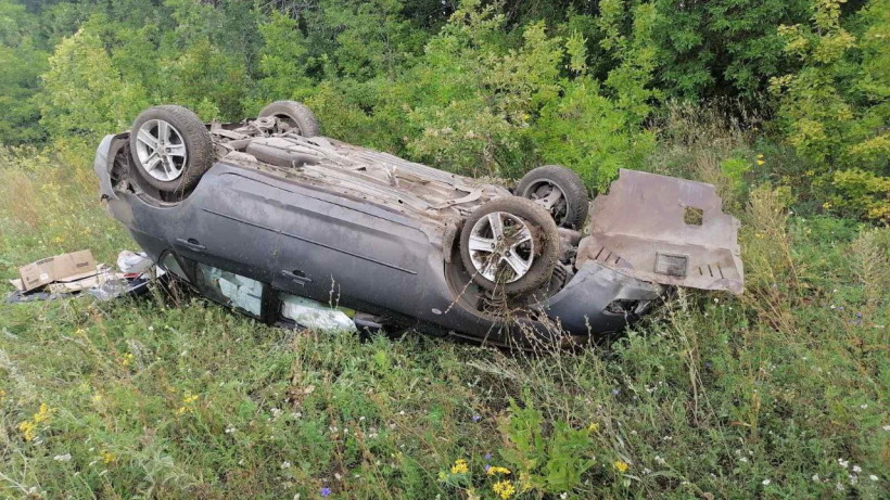 Водитель Mazda перевернулся на трассе в Балашовском районе