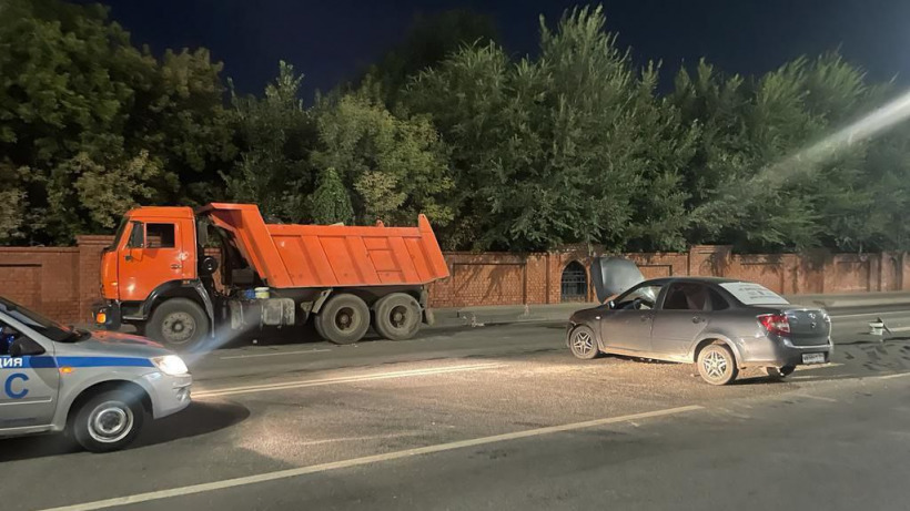 Ночью в Саратове водитель «Гранты» врезался в стоящий КамАЗ. Два человека пострадали