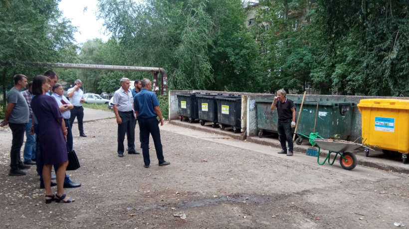 Чиновники с прокуратурой начали изучать саратовские контейнеры для мусора