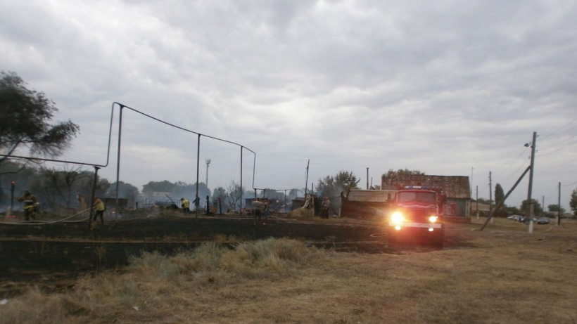 Под Питеркой пожарные и добровольцы спасли жилые дома от горящей травы