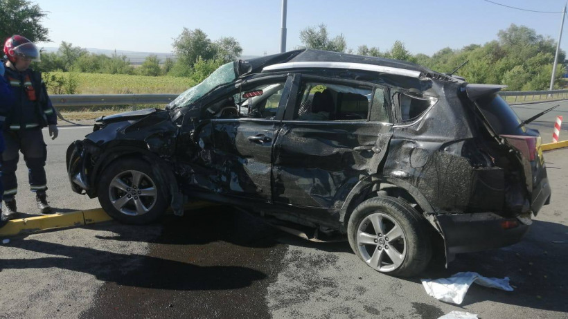 В Саратове водитель и пассажир «Тойоты» погибли после столкновения с фурой