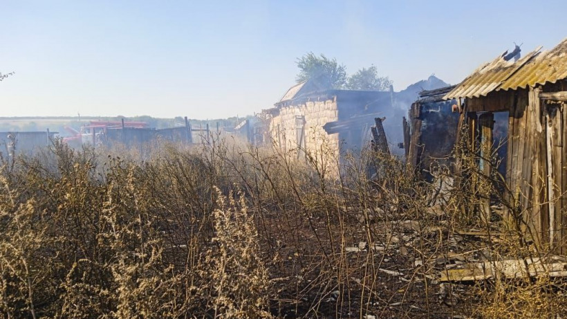 У Горного чиновники помогли пожарным спасти сельские дома от огня
