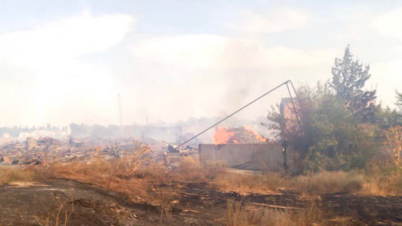 Крупный пожар уничтожил четыре строения в Новоузенске. Жилые дома спасали пожарные и фермеры