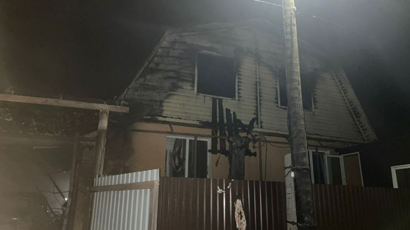 Ночью в саратовском поселке сгорели два дома, две машины и мотоцикл