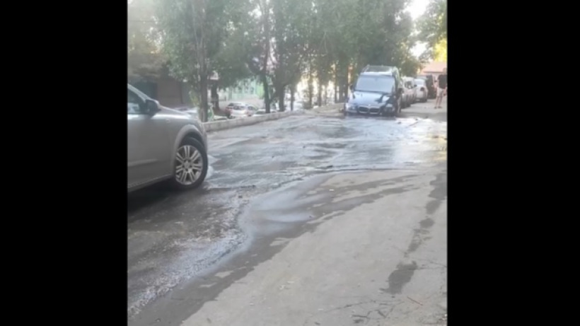 В Саратове внедорожник BMW провалился в яму с водой