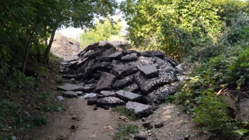На территории саратовского лесничества обнаружили сваленные в кучу куски асфальтового покрытия