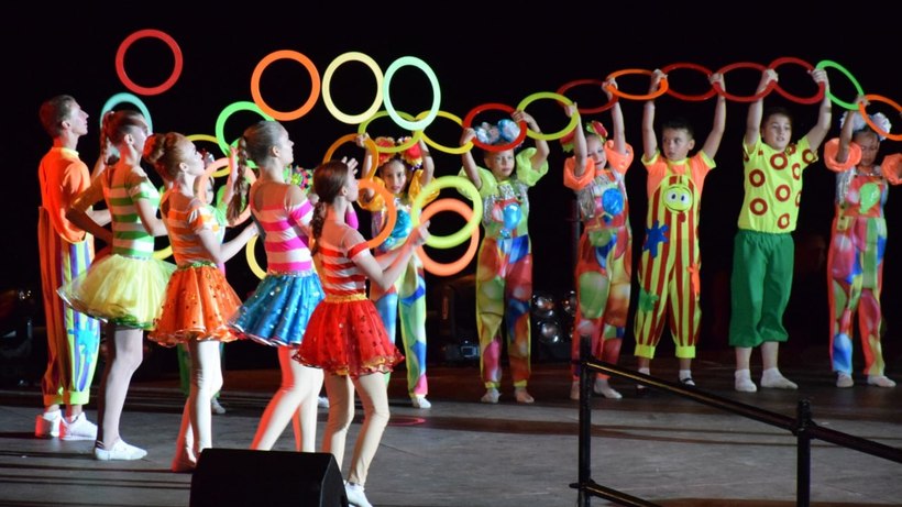 Цирковые номера, визуальные эффекты и фейерверк. В Саратове прошла церемония открытия игр «Умный город. Живи спортом»