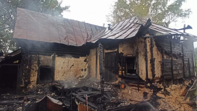 В селе под Вольском из-за оставленного без присмотра обогревателя сгорел дом