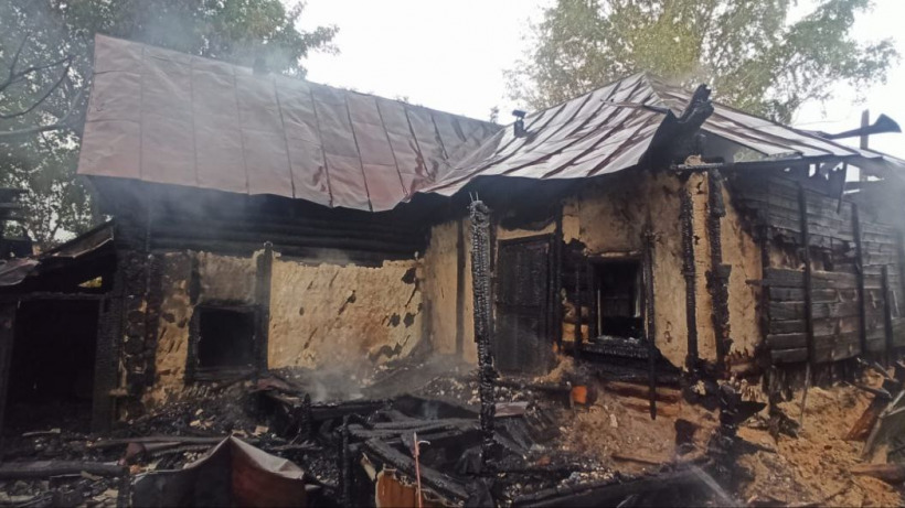 В Вольском районе из-за оставленного включенным обогревателя сгорел дом