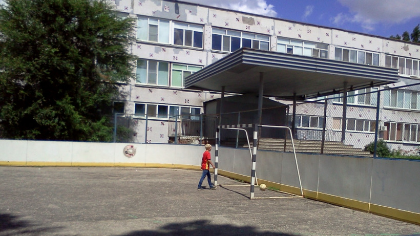 Часть школ и детсадов Саратова эвакуируют третий день подряд