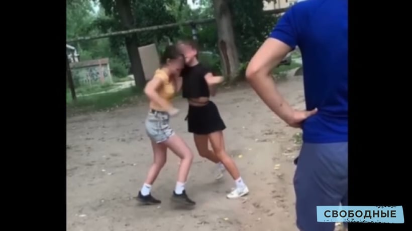 В Энгельсе подростки сняли на видео жестокую драку двух школьниц