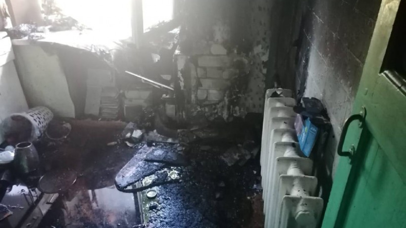 В Балакове тушили пожар в двухкомнатной квартире