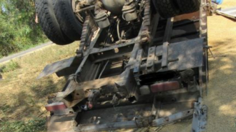 На трассе под Саратовом перевернулся похищенный грузовик с 11 тоннами ячменя 