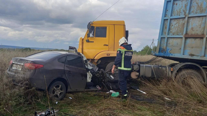 В страшной аварии под Марксом выжил 17-летний юноша. Его зажало в автомобиле
