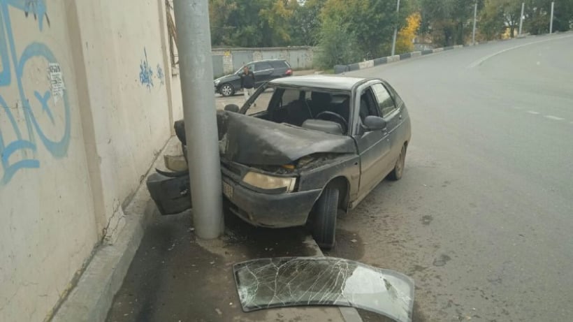 В Саратове юный водитель без прав врезался в столб