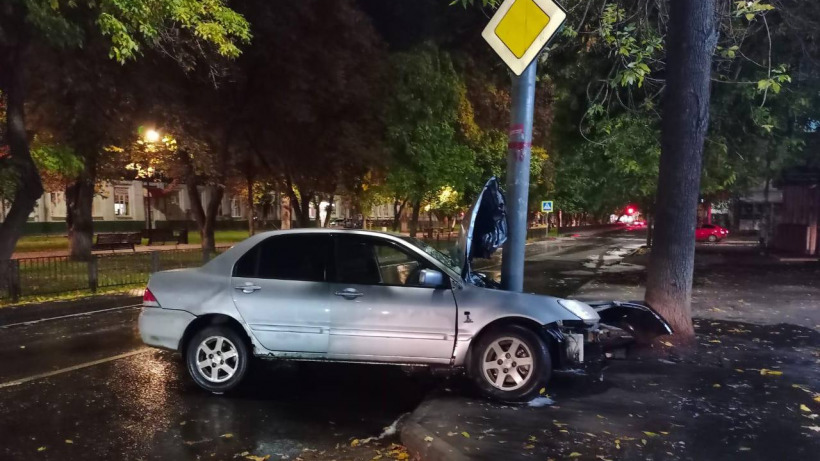 Ночью молодой саратовец на Mitsubishi врезался в столб и попал в больницу