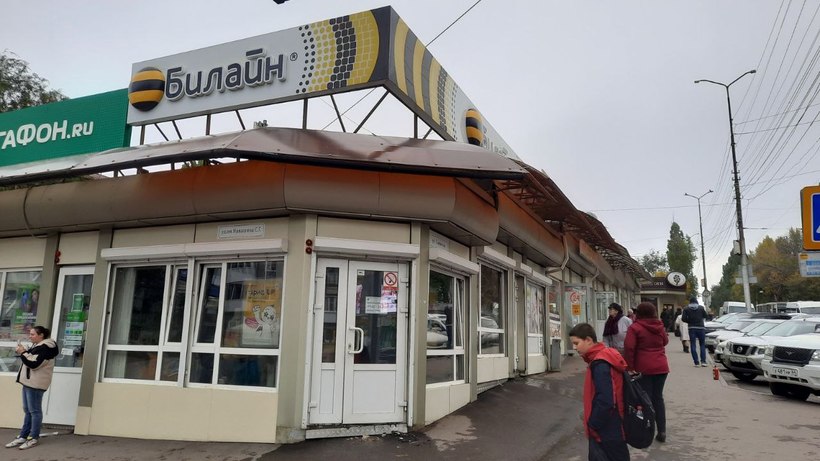 В Саратове два пожарных расчета тушили салон связи