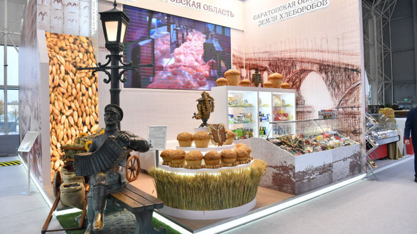 Памятник саратовскому гармонисту нашелся на выставке в Подмосковье. А в администрации говорили, что его увезли на реставрацию