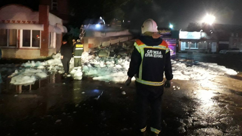 В Пугачеве автомобиль протаранил остановку и загорелся. Три человека погибли