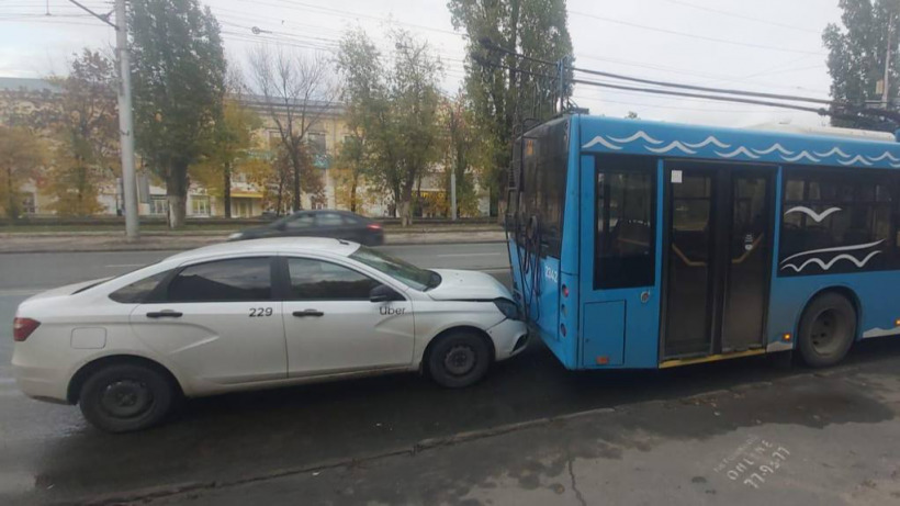 В Саратове водитель «Весты» протаранил троллейбус. Его пассажир пострадал