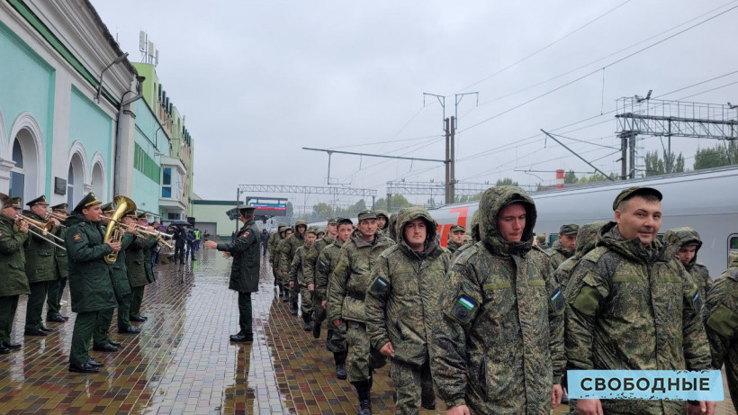 Мобилизованные саратовцы отправились в Южный военный округ на боевое слаживание. Фоторепортаж