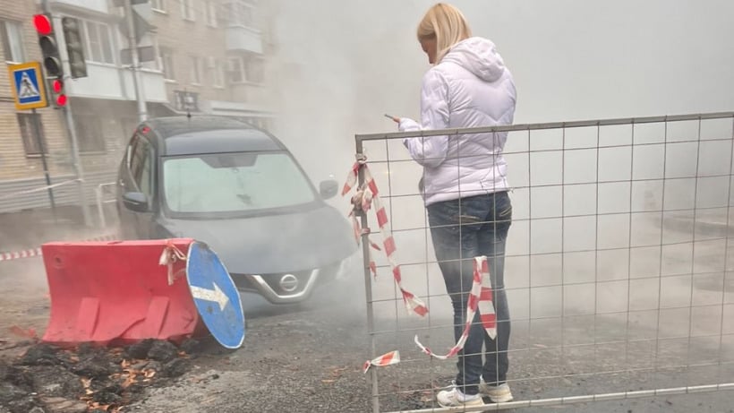 В Саратове внедорожник провалился в яму с кипятком