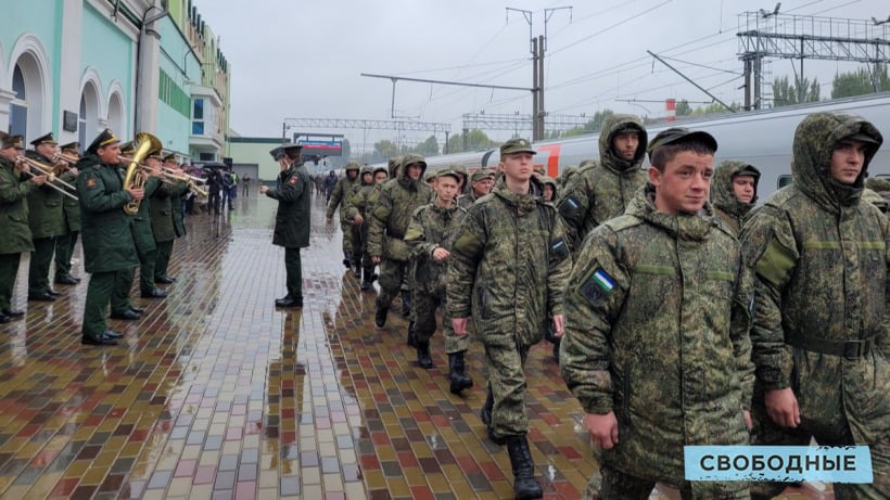 «Туда». Как на саратовском вокзале провожают на СВО мобилизованных