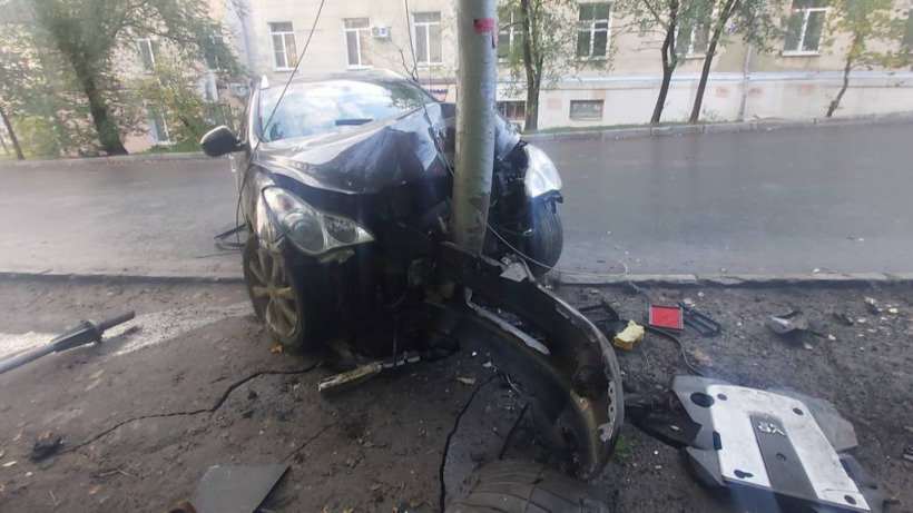 В Саратове Infiniti протаранил столб