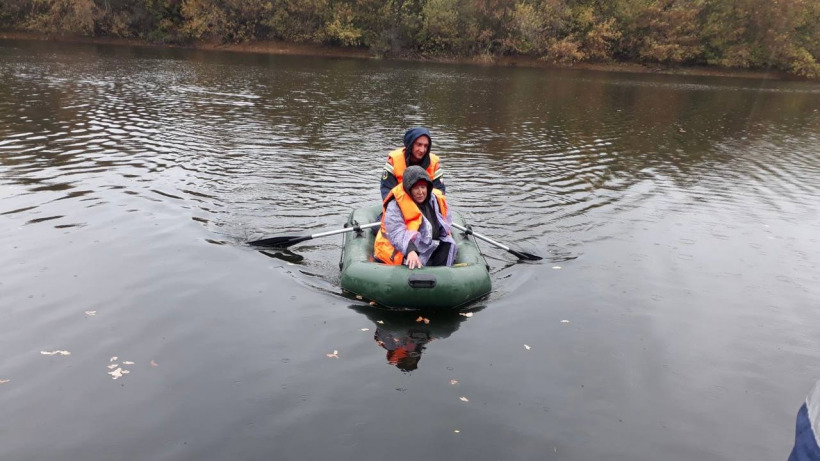 В Пугачеве спасатели переправили через реку заблудившуюся пенсионерку