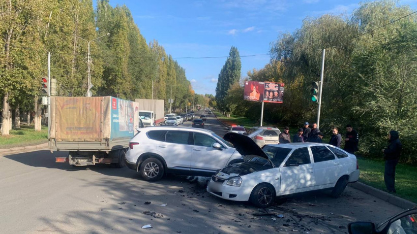 Молодой водитель «Приоры» попал в больницу после ДТП в Саратове